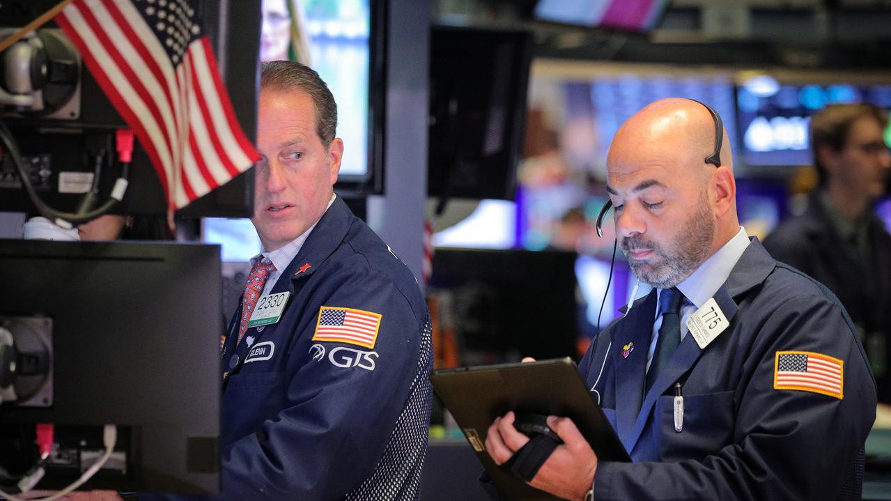 Các nhà giao dịch cổ phiếu trên sàn NYSE ở New York, Mỹ - Ảnh: Reuters.