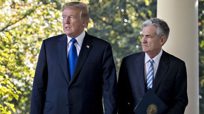 Tổng thống Mỹ Donald Trump (trái) và Chủ tịch FED Jerome Powell - Ảnh: Bloomberg.