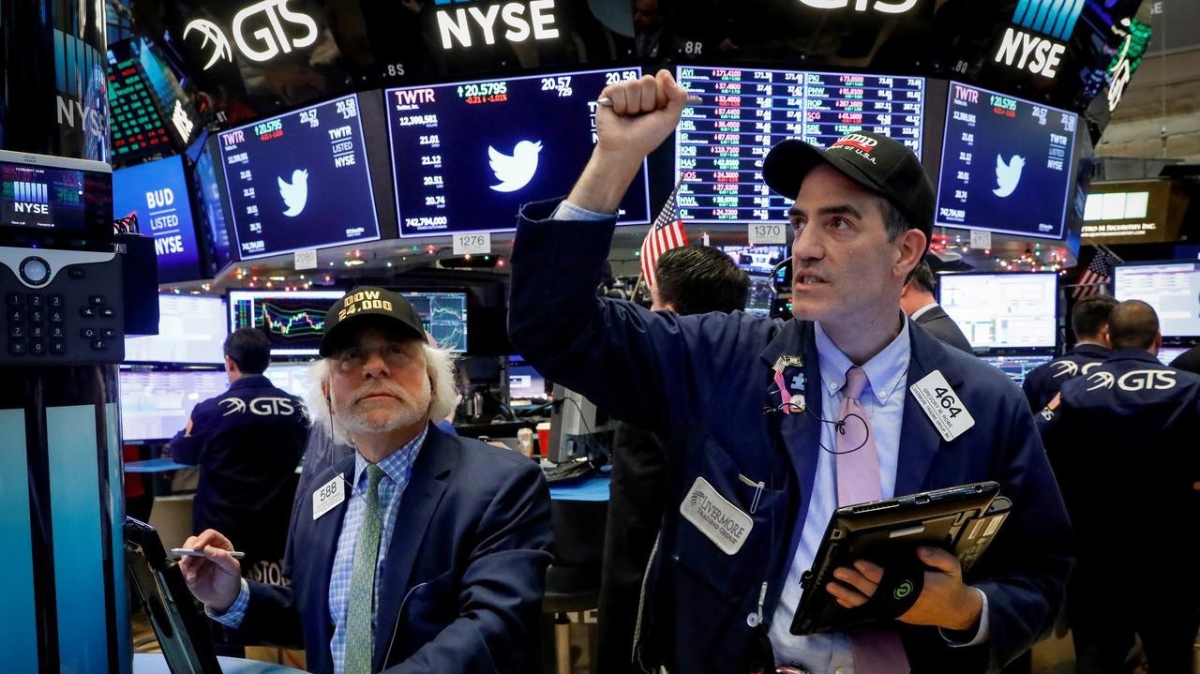 Các nhà giao dịch cổ phiếu trên sàn NYSE ở New York, Mỹ - Ảnh: Reuters.