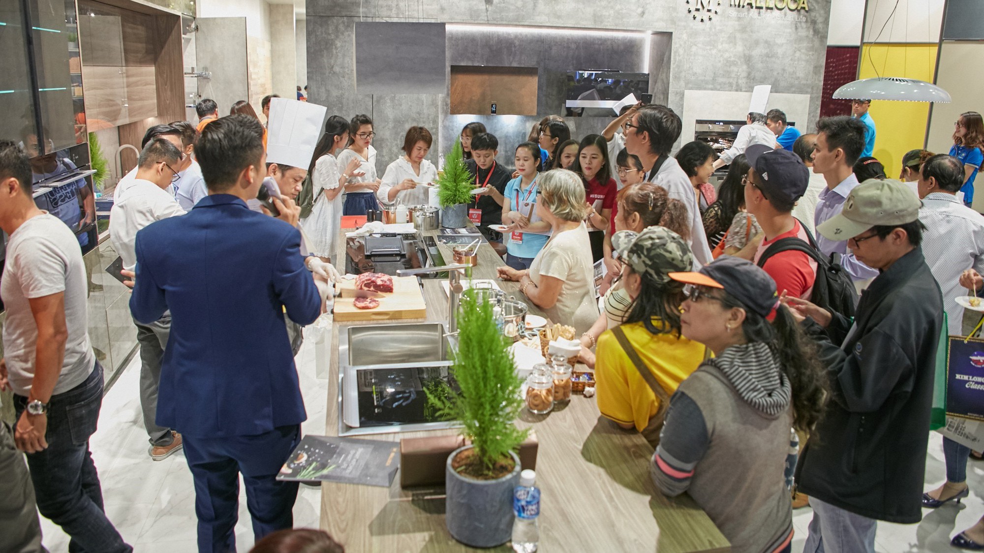 Rất đông khách tham quan và trải nghiệm tính năng sản phẩm tại gian hàng của Malloca.