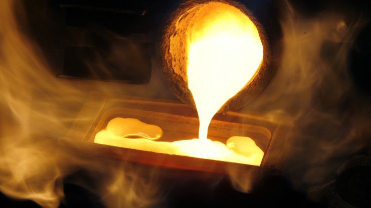 Vàng là một tài sản không mang lãi suất, nên giá vàng thường tăng mỗi khi lãi suất giảm và thường giảm mỗi khi lãi suất tăng - Ảnh: Reuters/CNBC.