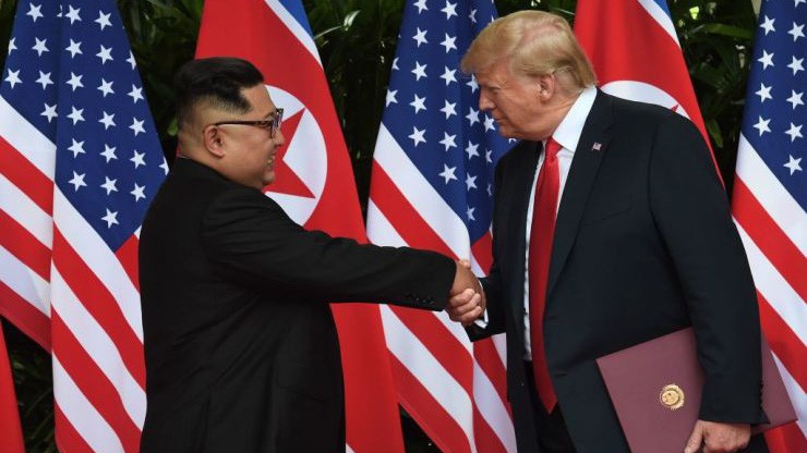 Chủ tịch Triều Tiên Kim Jong Un (trái) và Tổng thống Mỹ Donald Trump trong cuộc gặp thượng đỉnh ở Singapore tháng 6/2018 - Ảnh: Reuters/CNBC.