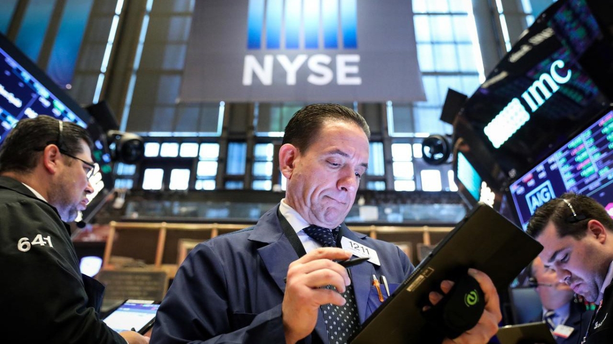 Các nhà giao dịch cổ phiếu trên sàn NYSE ở New York, Mỹ - Ảnh: Reuters.