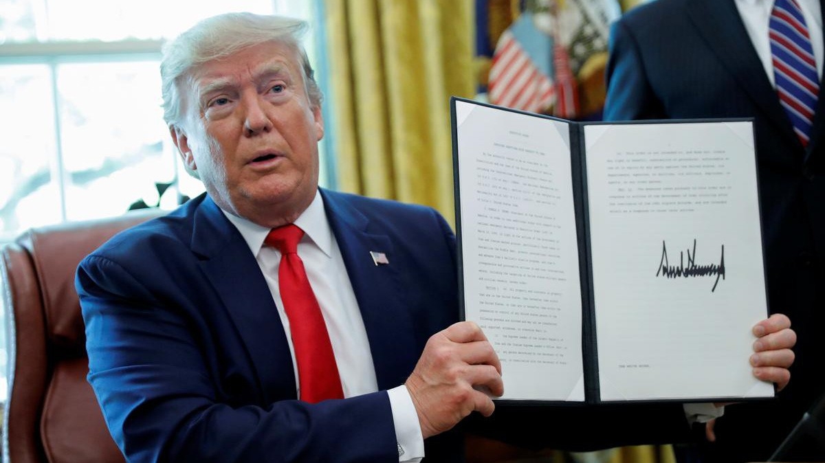 Tổng thống Mỹ Donald Trump ký sắc lệnh tăng cường trừng phạt Iran ngày 24/6 - Ảnh: Reuters.