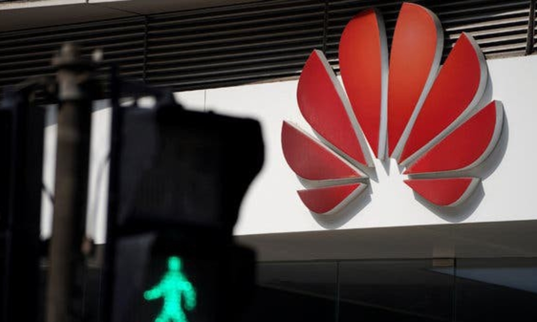 Logo Huawei bên ngoài một trung tâm mua sắm ở Thượng Hải, Trung Quốc - Ảnh: NYT.