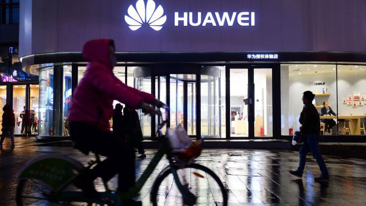 Chính phủ Mỹ luôn lo ngại rằng thiết bị của Huawei có "cửa sau" phục vụ cho mục đích nghe lén của Trung Quốc - một cáo buộc mà Huawei một mực bác bỏ - Ảnh: Reuters/CNBC.