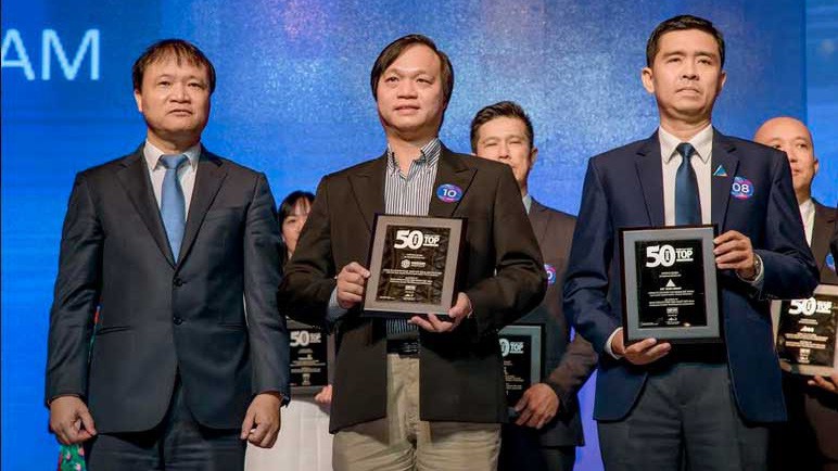 Ông Bùi Quang Anh Vũ, Phó Tổng giám đốc của Phát Đạt, nhận giải tại lễ vinh danh.