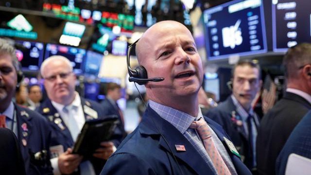 Các nhà giao dịch cổ phiếu trên sàn NYSE ở New York, Mỹ - Ảnh: Reuters.