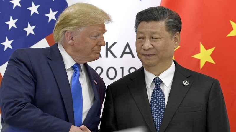 Tổng thống Mỹ Donald Trump (trái) và Chủ tịch Trung Quốc Tập Cận Bình trong cuộc gặp ở Osaka, Nhật Bản ngày 29/6 - Ảnh: Bloomberg.