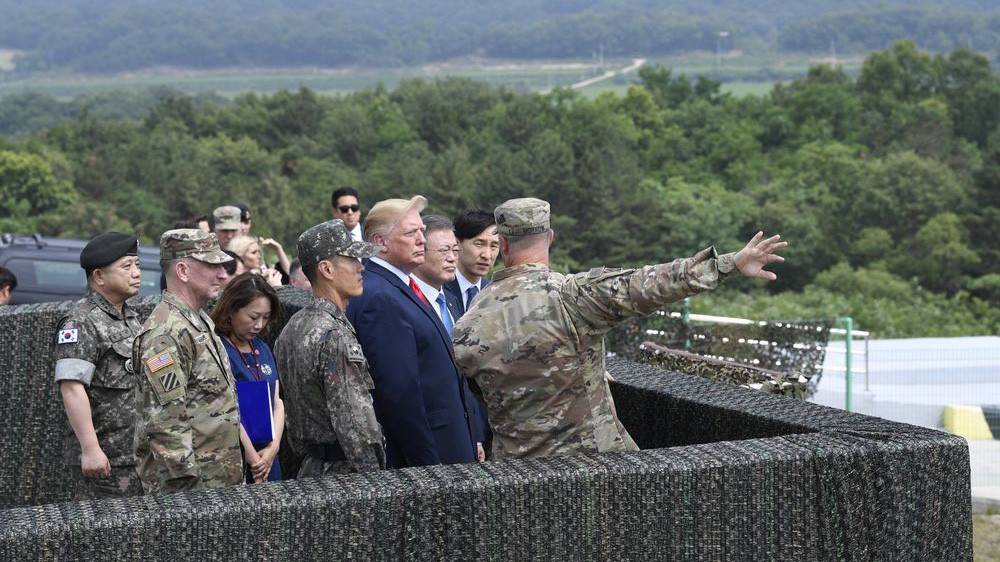 Tổng thống Mỹ Donald Trump nhìn về phía Triều Tiên từ một đài quan sát ở khu phi quân sự (DMZ) thuộc biên giới Hàn-Triều ngày 30/6 - Ảnh: AP/Bloomberg.