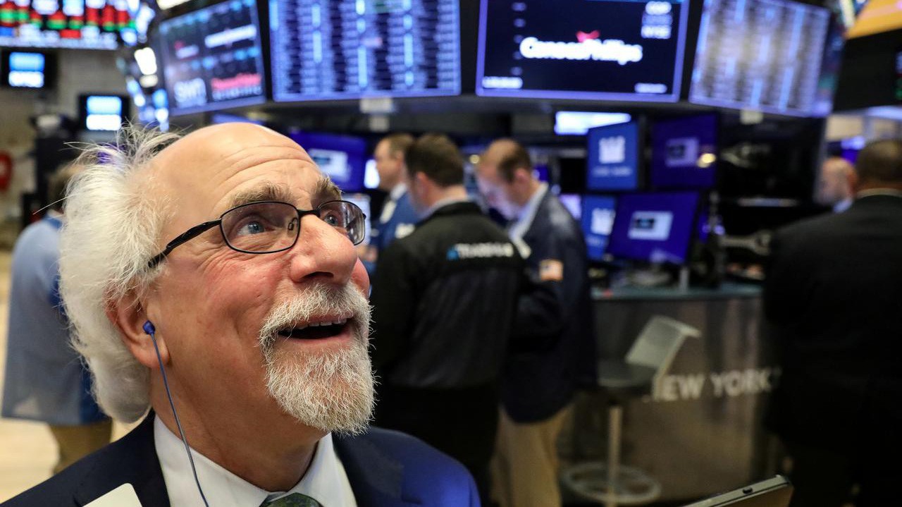 Một nhà giao dịch cổ phiếu trên sàn NYSE ở New York, Mỹ - Ảnh: Reuters.