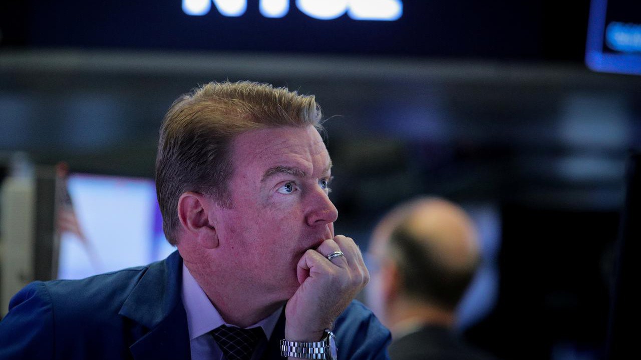 Một nhà giao dịch cổ phiếu trên sàn NYSE ở New York, Mỹ - Ảnh: Reuters.