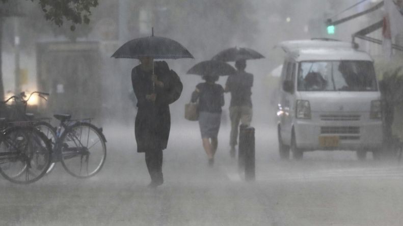 Mưa lớn ở Miyazaki, Nhật Bản, ngày 2/7 - Ảnh: AP/Bloomberg.