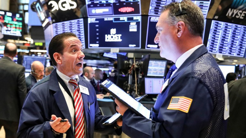 Các nhà giao dịch cổ phiếu trên sàn NYSE ở New York, Mỹ - Ảnh: Reuters.