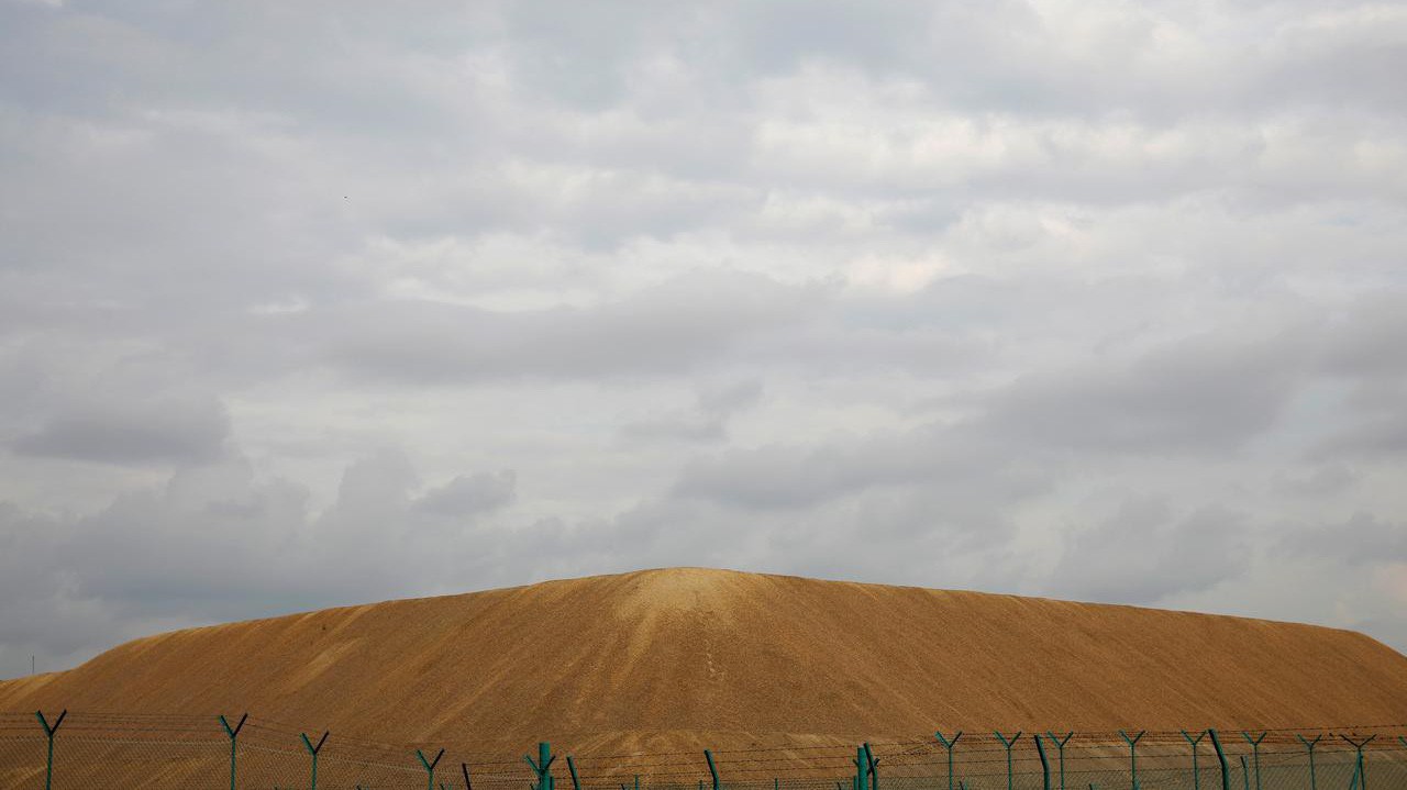 Một bãi chứa cát dự trữ của Singapore - Ảnh: Reuters.