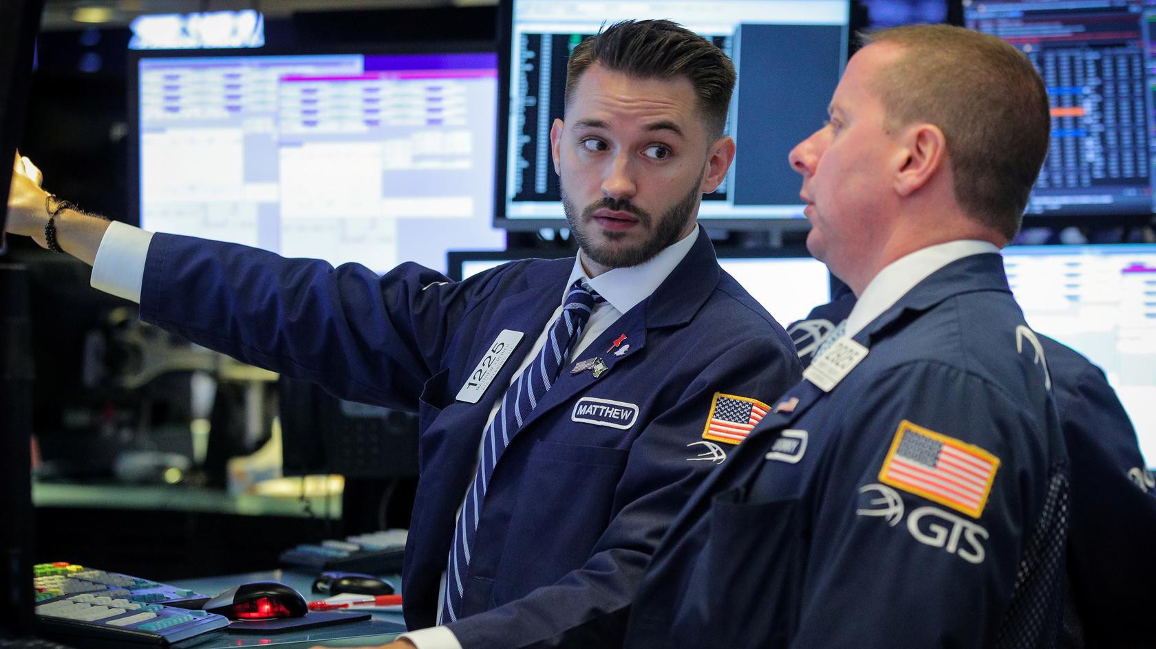 Các nhà giao dịch cổ phiếu trên sàn NYSE ở New York, Mỹ - Ảnh: Reuters.