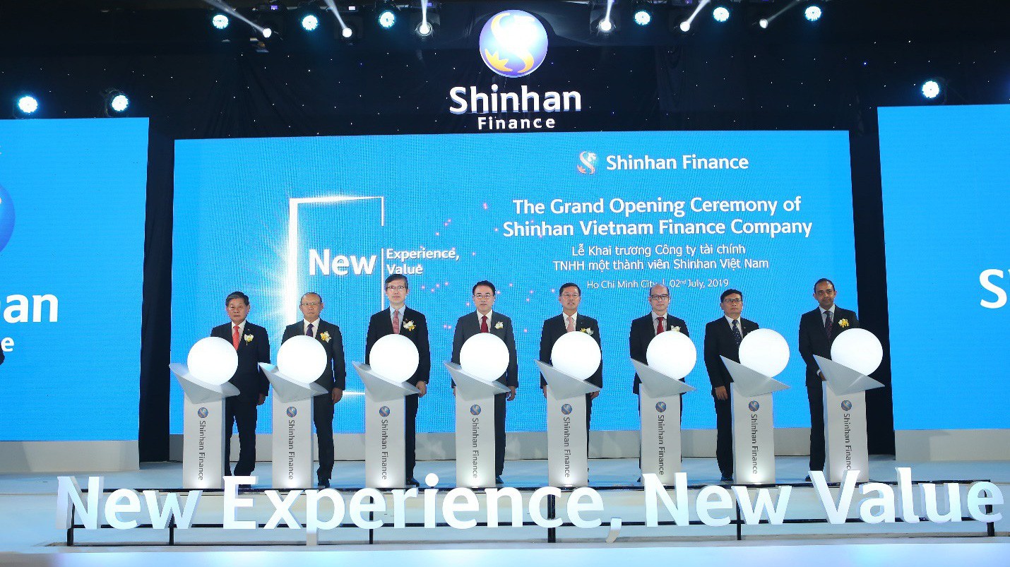 Từ trái sang phải: Ông Kim Heung Soo - Chủ tịch KOCHAM, Ông Park Hang Seo - Đại sứ Thương hiệu của Shinhan Bank Việt Nam, Ông Lim Jae Hoon - Tổng Lãnh sự Hàn Quốc tại Tp. HCM, ông Cho Yong-byoung - Chủ tịch Shinhan Financial Group, ông Lim Young Jin - Chủ tịch kiêm Tổng giám đốc Shinhan Card, ông Bùi Huy Thọ - Vụ trưởng Vụ Quản lý cấp phép các tổ chức tín dụng và Hoạt động ngân hàng, ông Nguyễn Sơn - Chủ tịch Trung tâm Lưu ký Chứng khoán Việt Nam, ông Atul Dixit - Tổng giám đốc Shinhan Finance
