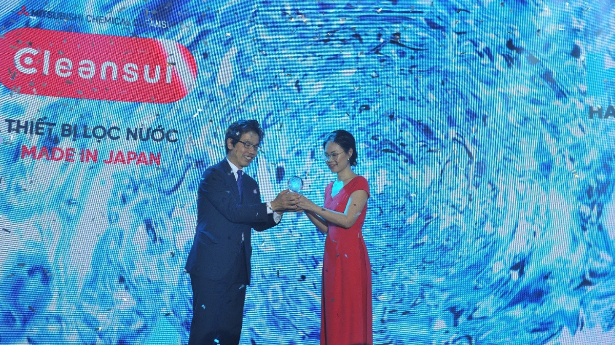 Ông Kinoshita Hiroyuki trao tặng Quả cầu “Sứ mệnh” cho đại diện Công ty TNHH Hải Li – Bà Võ Thị Hồng Mai.