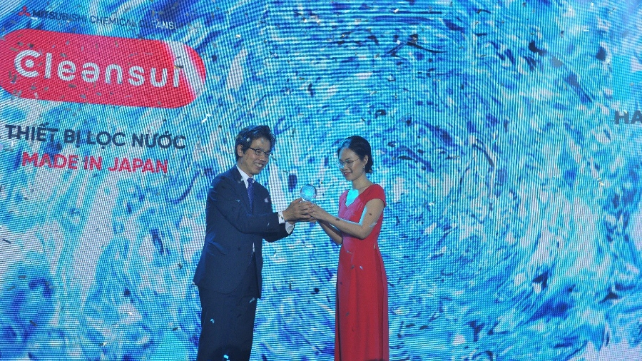 Ông Kinoshita Hiroyuki trao tặng Quả cầu “Sứ mệnh” cho đại diện Công ty TNHH Hải Li – Bà Võ Thị Hồng Mai.