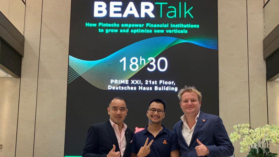 Ông Bảo Nguyễn, Adrian Chng, và Marnix.