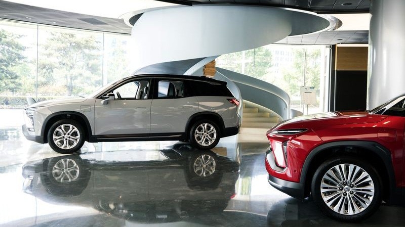 Xe hơi trưng bày trong một đại lý xe ở Trung Quốc - Ảnh: Bloomberg.