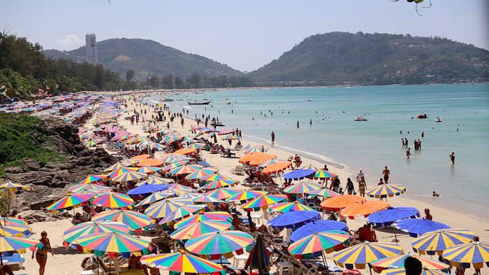 Bãi biển Phuket của Thái Lan.