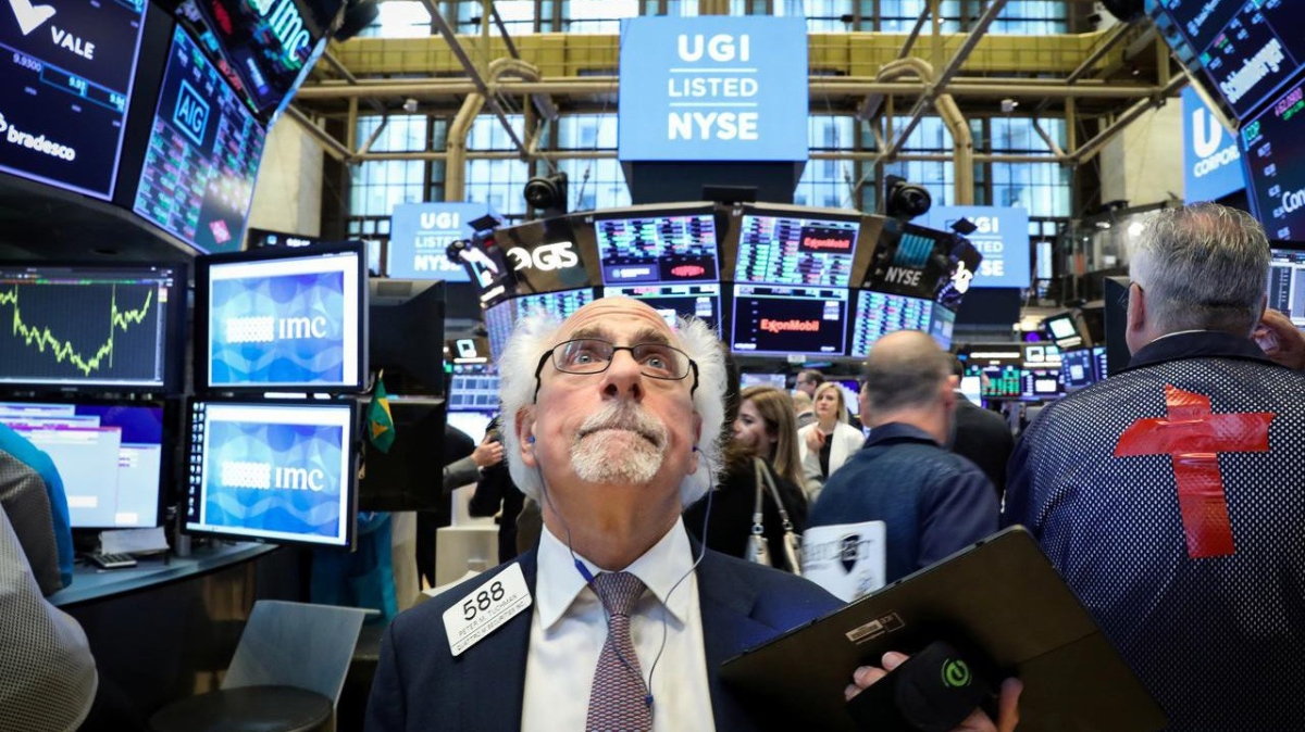 Các nhà giao dịch cổ phiếu trên sàn NYSE ở New York, Mỹ - Ảnh: Reuters.