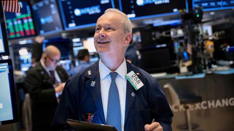 Một nhà giao dịch cổ phiếu trên sàn NYSE ở New York, Mỹ - Ảnh: Reuters.