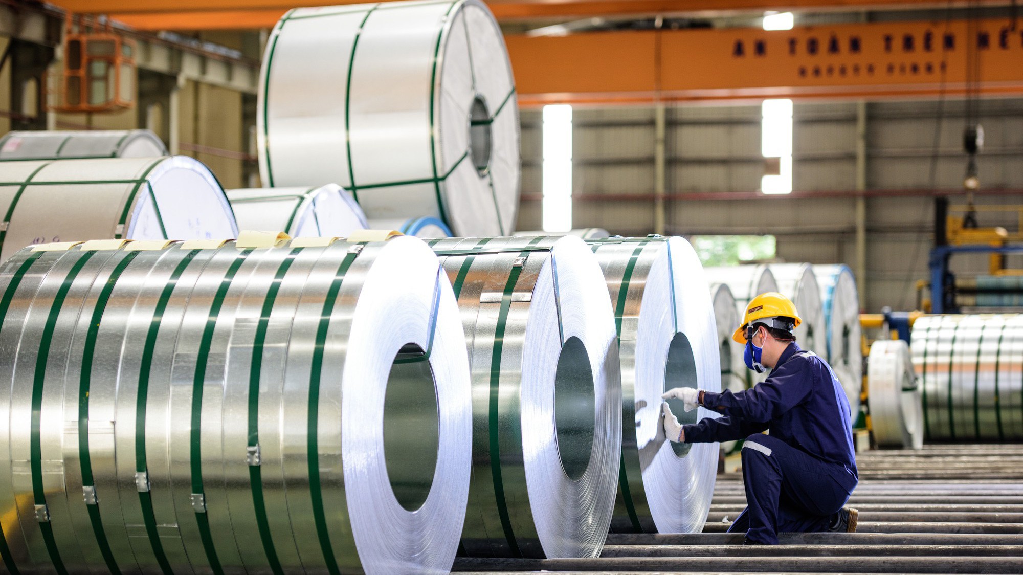 Một trong những chiến lược kinh doanh của Tập đoàn Hoa Sen là đi bằng cả hai chân: Thị trường nội địa và thị trường xuất khẩu. 