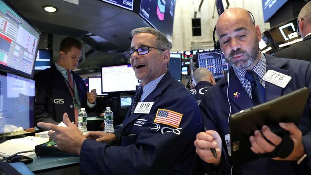 Các nhà giao dịch cổ phiếu trên sàn NYSE ở New York, Mỹ - Ảnh: Reuters.
