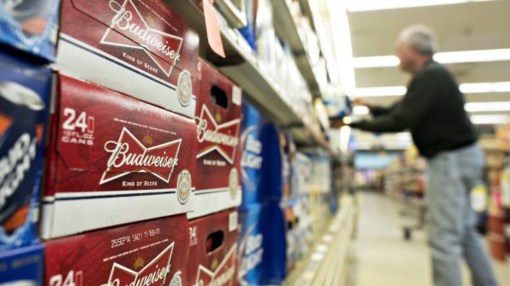 IB InBev có nhiều thương hiệu bia cao cấp, trong đó có Budweiser - Ảnh: Bloomberg/CNBC.