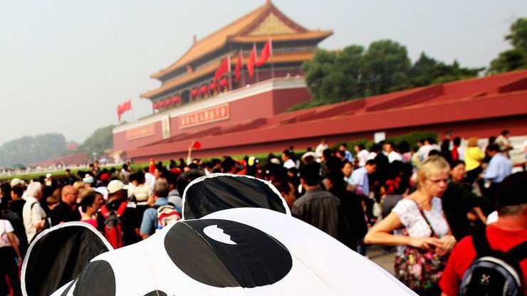 Du khách trên quảng trường Thiên An Môn ở thủ đô Bắc Kinh, Trung Quốc - Ảnh: Getty/CNBC.