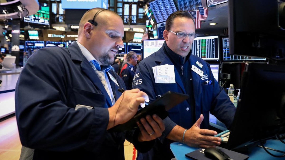 Các nhà giao dịch cổ phiếu trên sàn NYSE ở New York, Mỹ - Ảnh: Reuters.