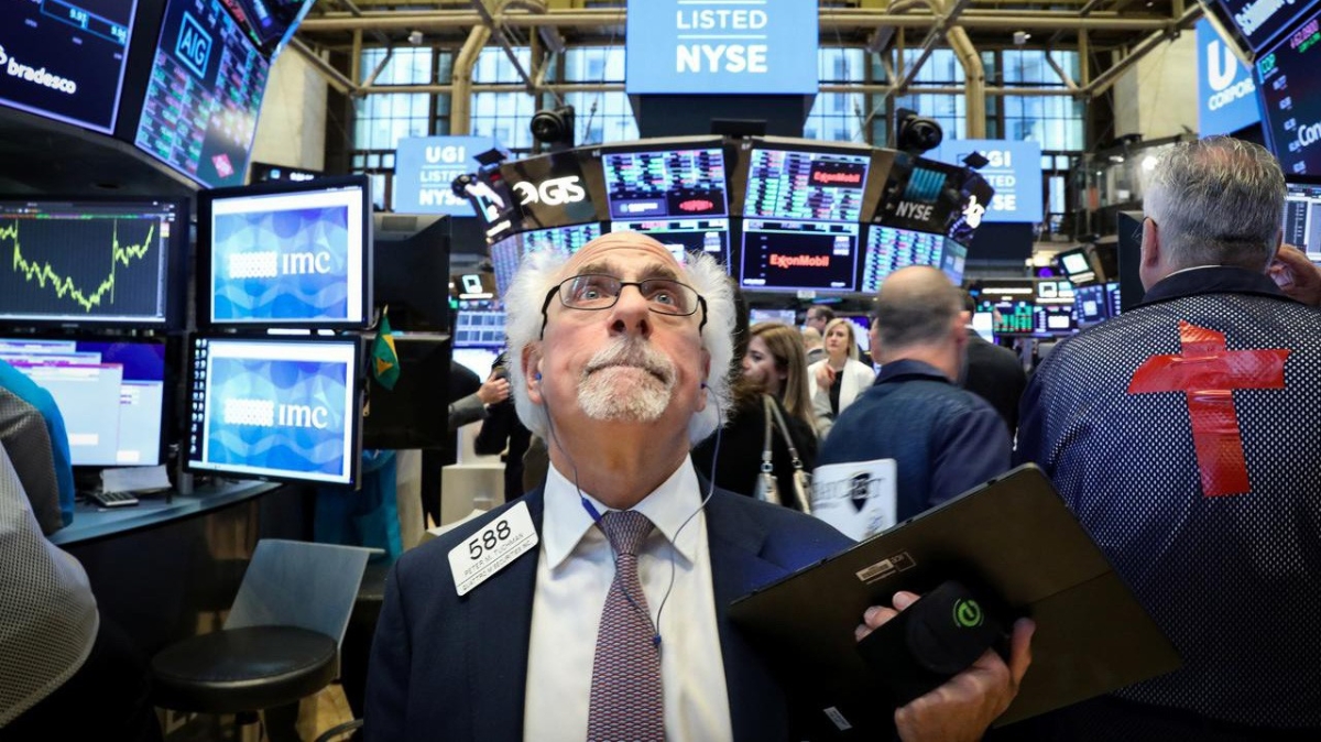 Các nhà giao dịch cổ phiếu trên sàn NYSE ở New York, Mỹ - Ảnh: Reuters.