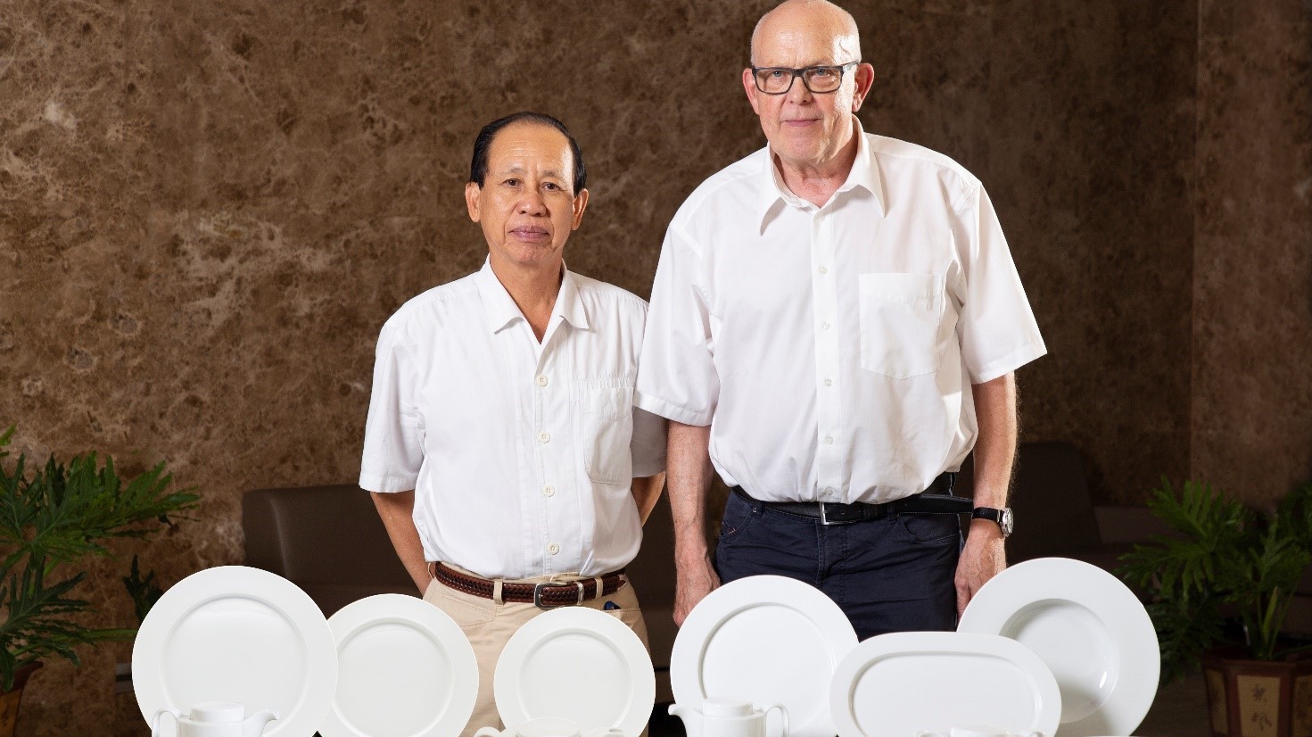 Ông Lý Ngọc Minh và Nhà thiết kế Hans Willhelm Seitz bên bộ sản phẩm đoạt giải Gastroline