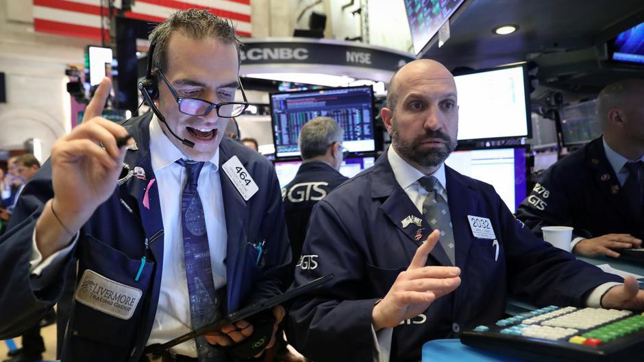 Các nhà giao dịch cổ phiếu trên sàn NYSE ở New York, Mỹ - Ảnh: Reuters.