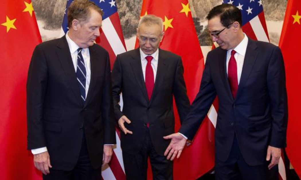 Từ trái qua: Đại diện thương mại Mỹ Robert Lighthizer, Phó thủ tướng Trung Quốc Lưu Hạc, và Bộ trưởng Bộ Tài chính Mỹ Steven Mnuchin - Ảnh: AP.