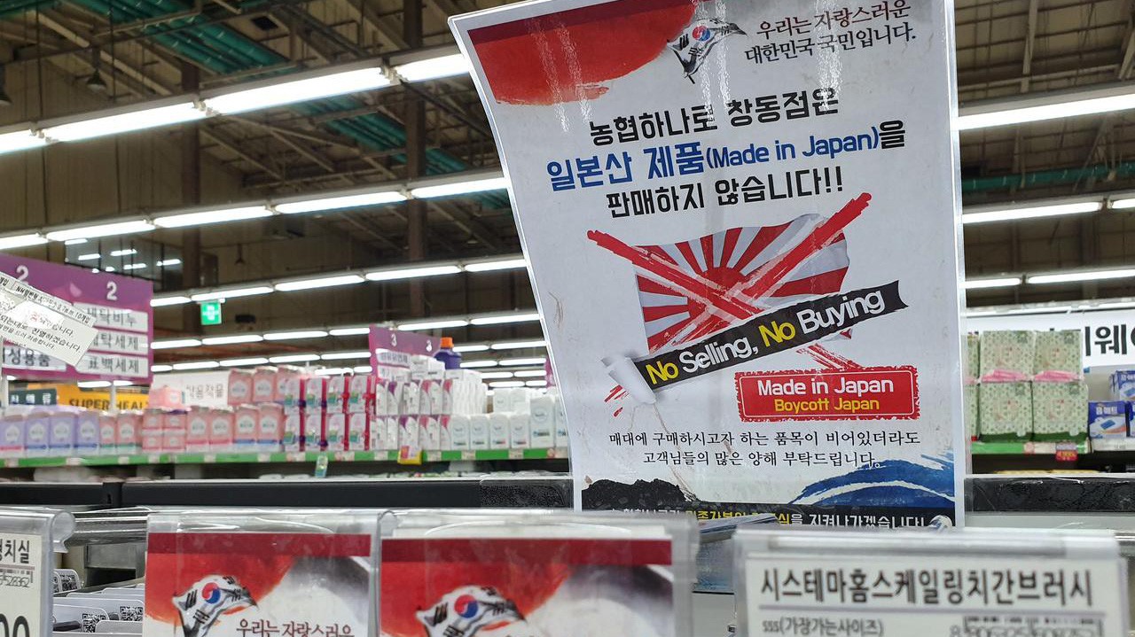 Khẩu hiệu kêu gọi tẩy chay hàng hóa Nhật Bản trong một siêu thị ở Seoul, Hàn Quốc hôm 12/7 - Ảnh: Reuters.
