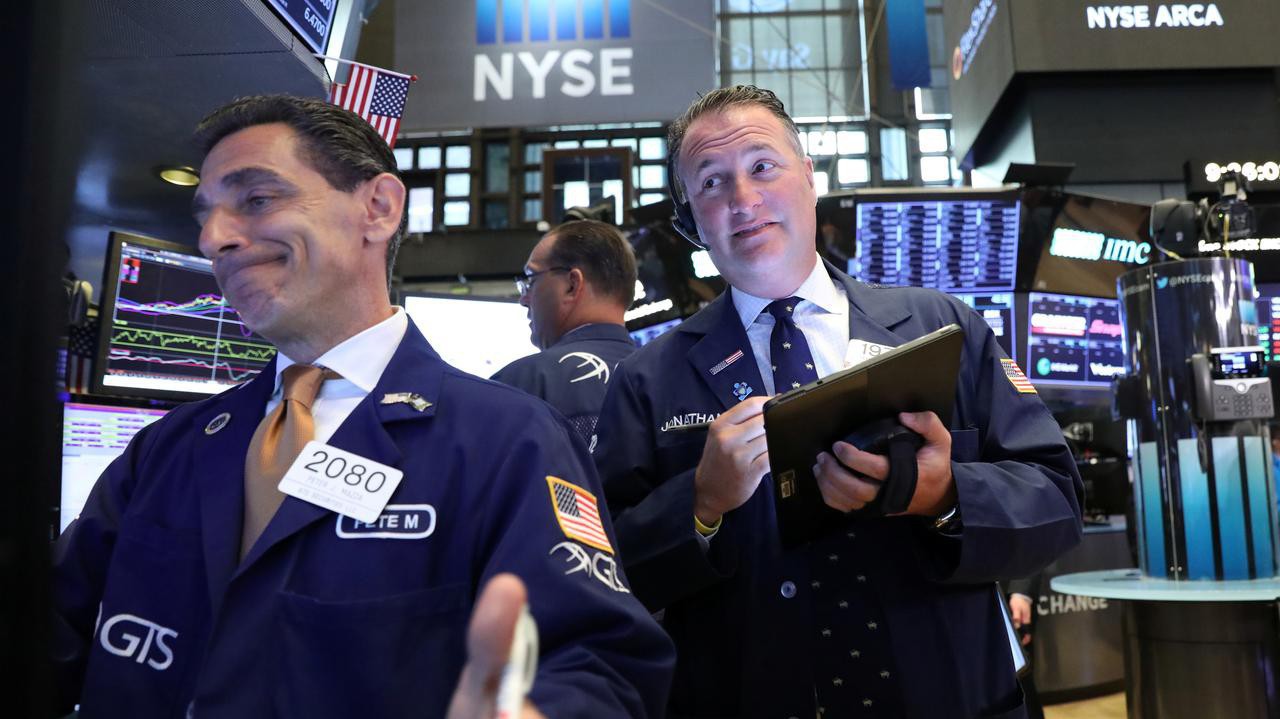 Các nhà giao dịch cổ phiếu trên sàn NYSE ở New York, Mỹ - Ảnh: Reuters.