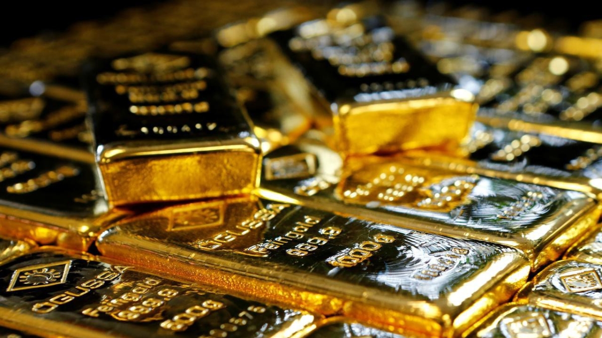 Giá vàng tiếp tục được hỗ trợ bởi khả năng FED hạ lãi suất, nhưng cũng chịu sức ép từ đồng USD mạnh lên - Ảnh: Reuters.