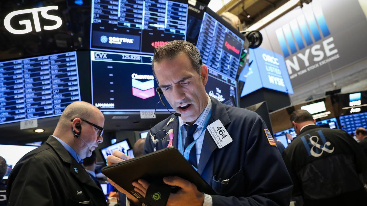 Các nhà giao dịch cổ phiếu trên sàn NYSE ở New York, Mỹ - Ảnh: Reuters.