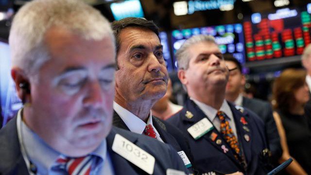 Các nhà giao dịch cổ phiếu trên sàn NYSE ở New York, Mỹ - Ảnh: Reuters.