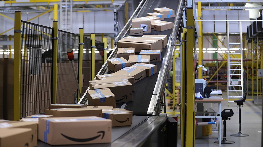 Tháng trước, Amazon tuyên bố giao hàng trong 1 ngày đã trở thành dịch vụ sẵn có cho hơn 10 triệu khách hàng Prime - Ảnh: Bloomberg/MarketWatch.