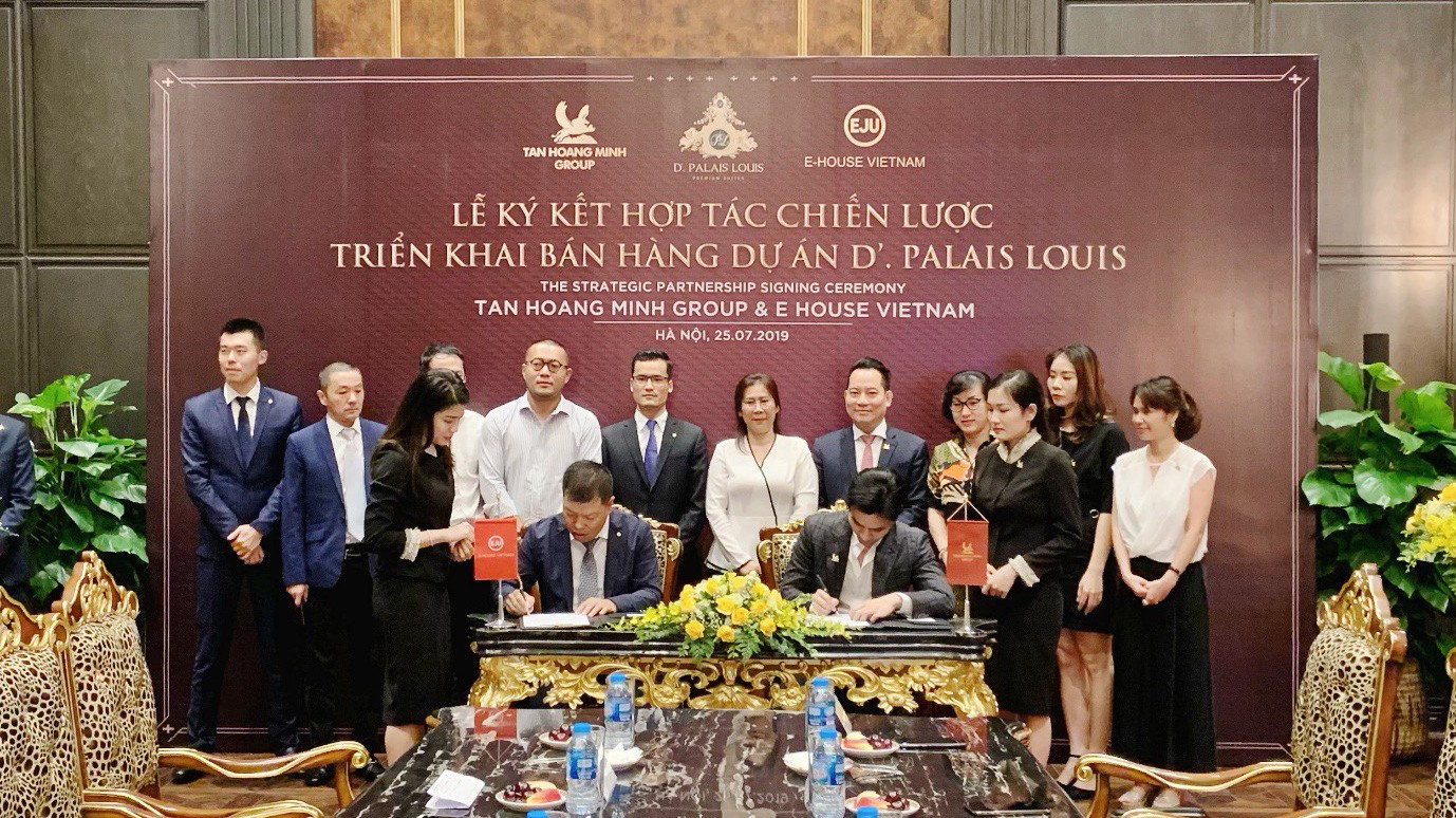 Đại diện Tập đoàn Tân Hoàng Minh và công ty E-House tham gia ký kết hợp tác.