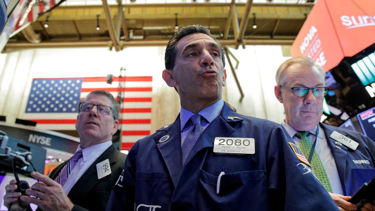 Các nhà giao dịch cổ phiếu trên sàn NYSE ở New York, Mỹ - Ảnh: Reuters.