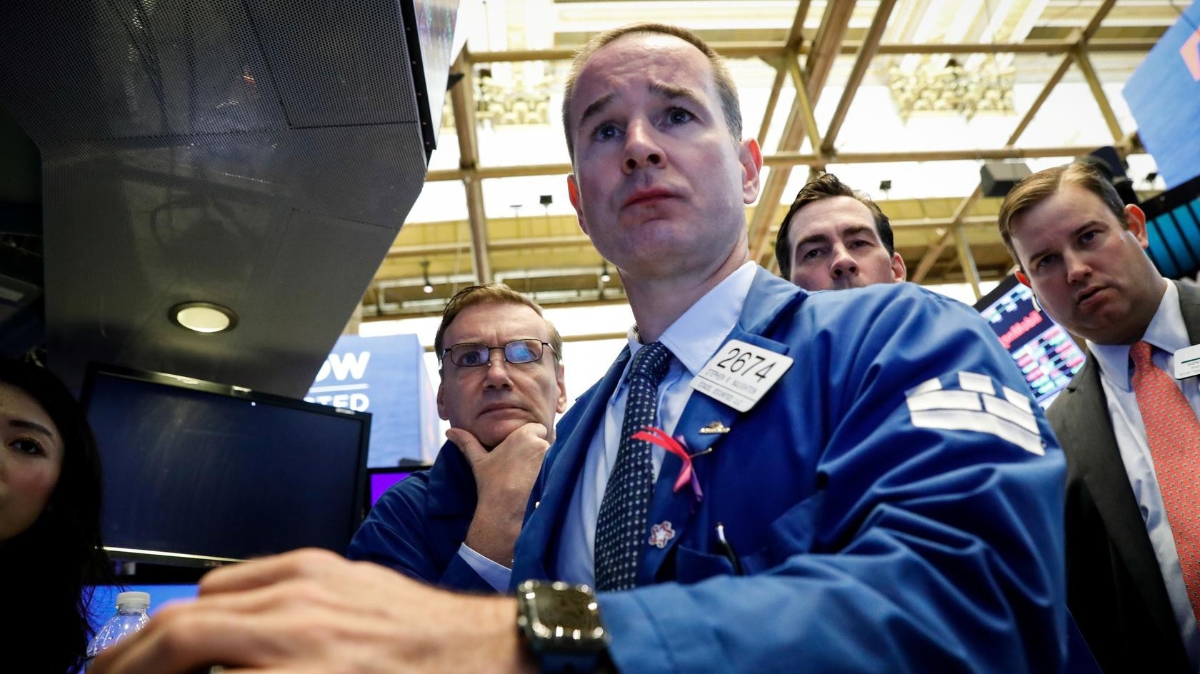 Các nhà giao dịch cổ phiếu trên sàn NYSE ở New York, Mỹ - Ảnh: Reuters.