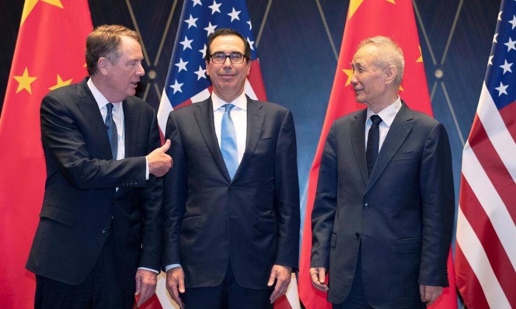 Từ trái qua: Đại diện thương mại Mỹ Robert Lighthizer, Bộ trưởng Bộ Tài chính Mỹ Steven Mnuchin, và Phó thủ tướng Trung Quốc Lưu Hạc sau khi kết thúc vòng đàm phán thương mại ở Thượng Hải ngày 31/7 - Ảnh: Reuters.