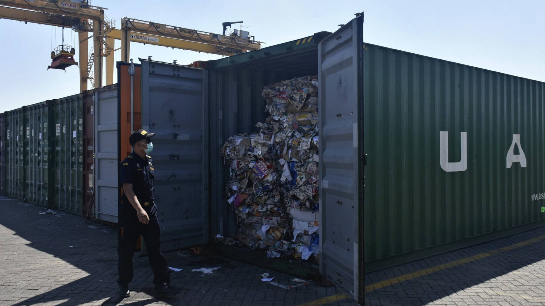 Một lô rác được đưa tới cảng biển ở Indonesia - Ảnh: AP/Nikkei.