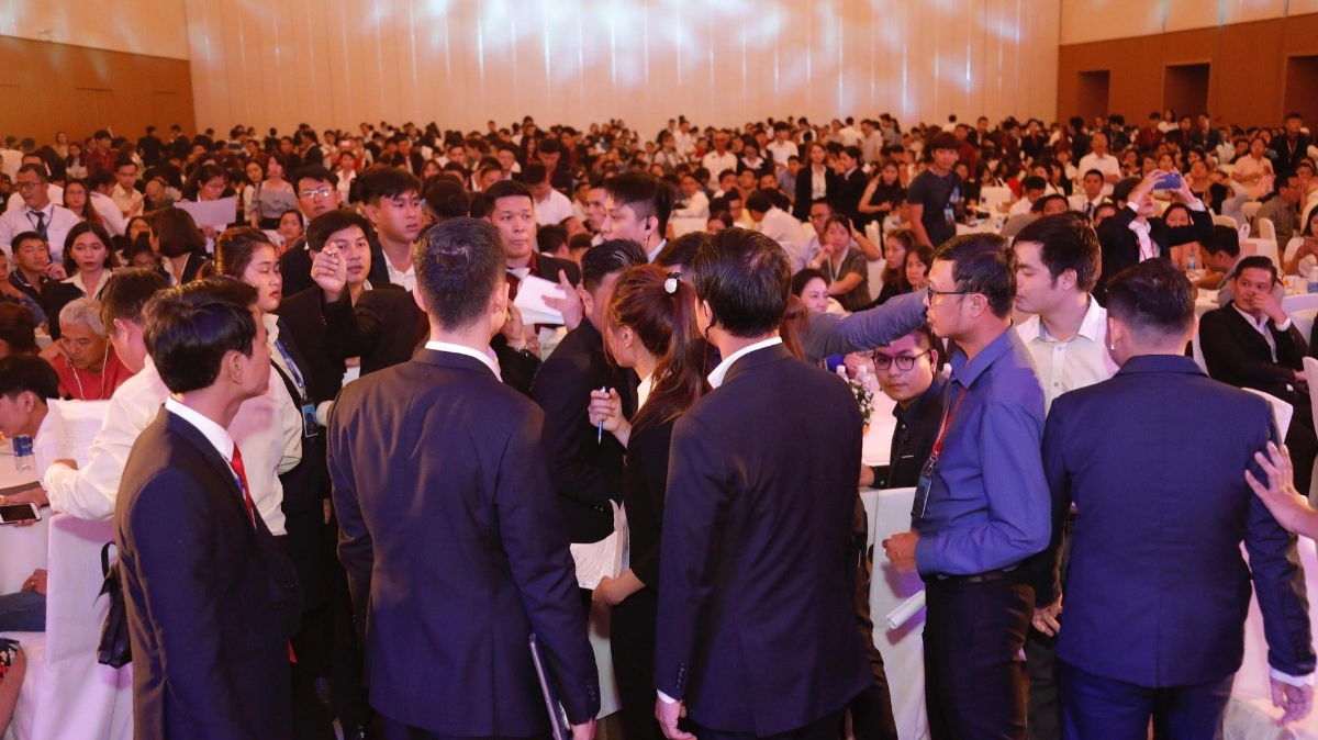 Dự án này gây sức hút khi có trung tâm thương mại Vincom Plaza 6 tầng cùng tuyến phố đi bộ shopping, rạp chiếu phim Lotte Cinema, tổ hợp hồ bơi resort 2.000m2 trong lòng dự án.