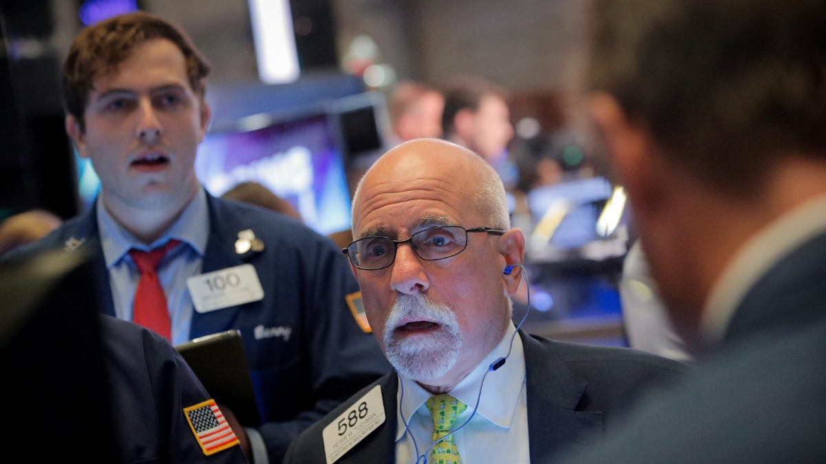 Các nhà giao dịch cổ phiếu trên sàn NYSE ở New York, Mỹ - Ảnh: Reuters.